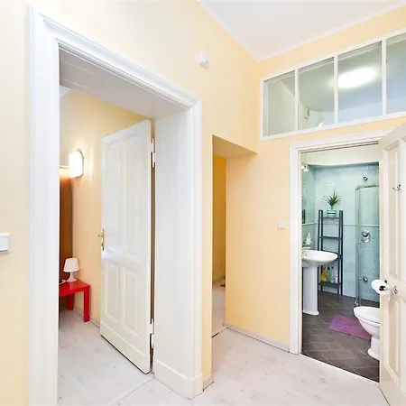 With Cosy Garden Apartamento